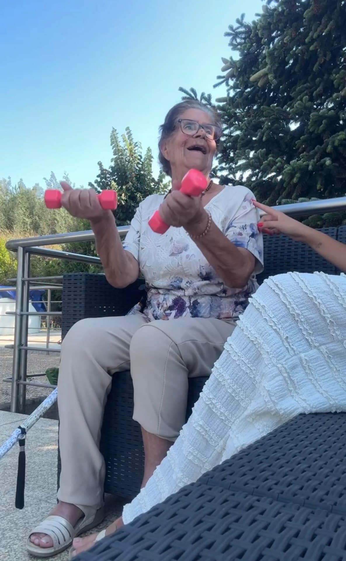 Sessão de exercício com halteres ao ar livre, com sorriso